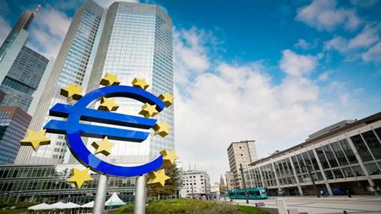 تحرك جديد لسعر اليورو قبل شهادة كريستين لاجارد أمام البرلمان الأوروبي اليوم
